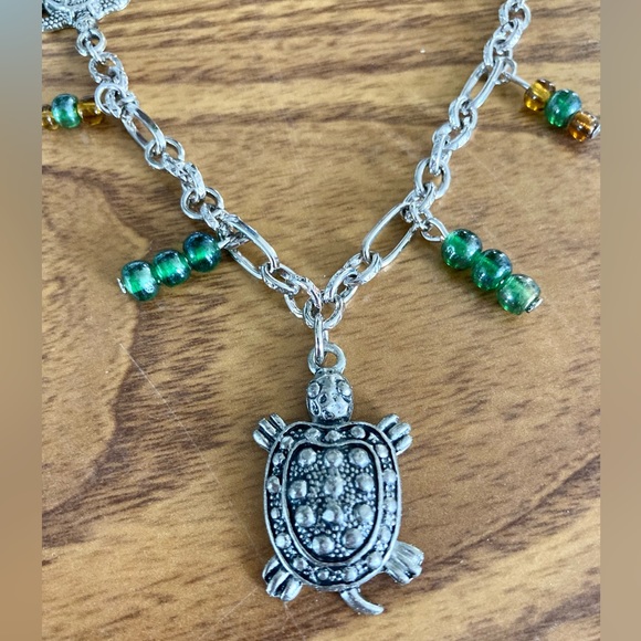 🆕NWOT HANDMADE “5 TURTLE” NECKLACE. 17” LONG IN SILVER TONE. ACCENT BEADS-GREEN - Picture 2 of 6